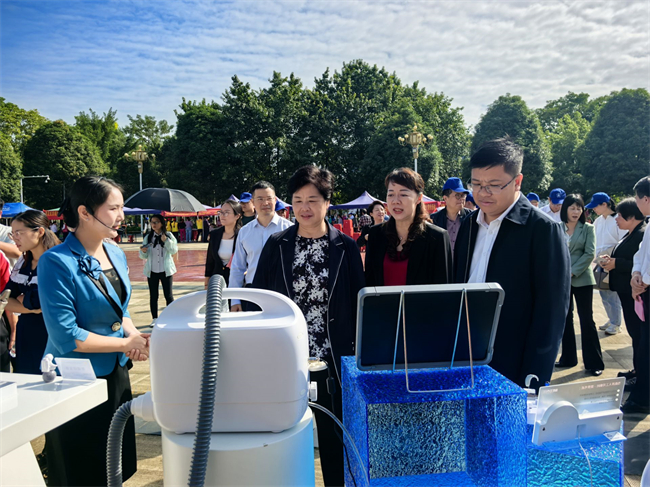 图为出席活动领导观看智能辅具展